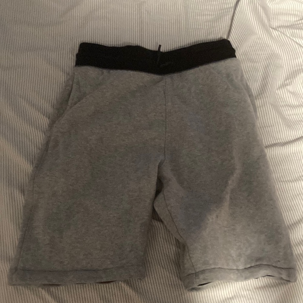 Buys lounge shorts